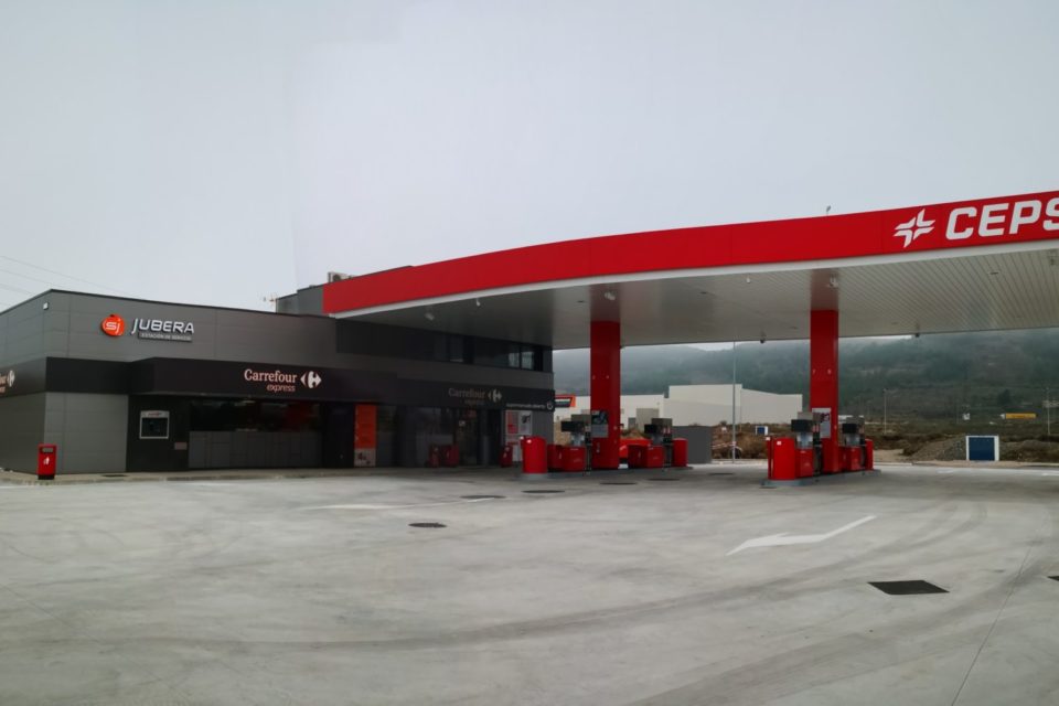 Nueva estación de servicio construida en la carretera de Villamediana. / NR