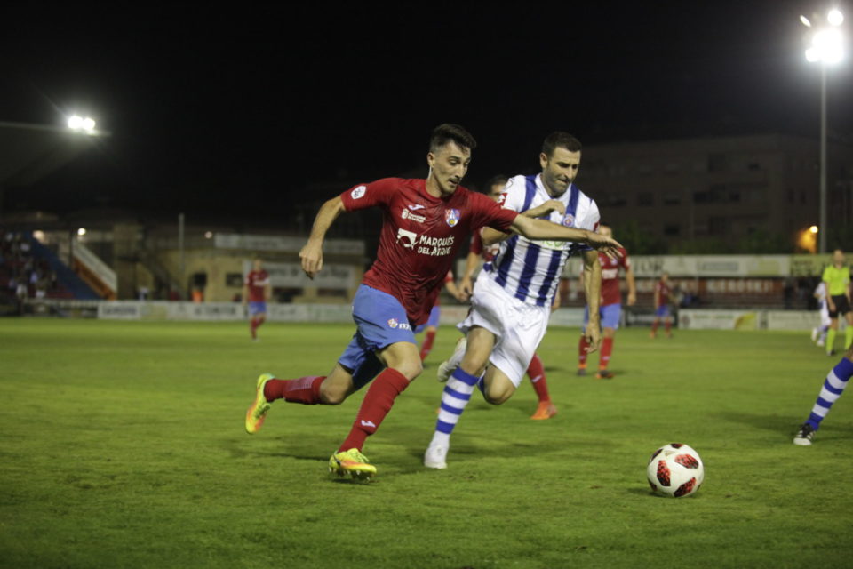 Álvaro trata de irse, en el partido de Copa, de NachoRodríguez, autor del gol cántabro este domingo. / Clara Larrea