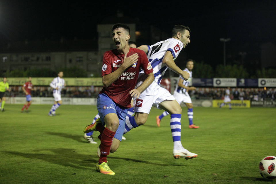 Álvaro González porfía con un balón con Nacho, delantero de la Gimnástica de Torrelavega. / Clara Larrea