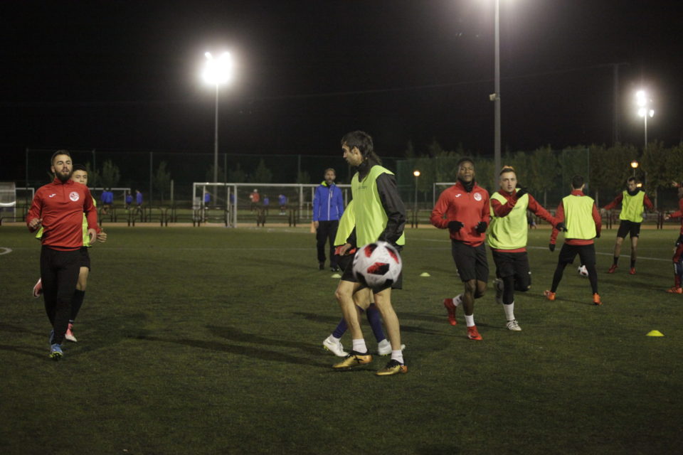 Ledo, en primer plano, en un entrenamiento del pasado 8 de noviembre. El capitán vuelve hoy a entrenarse con el grupo. / Clara Larrea