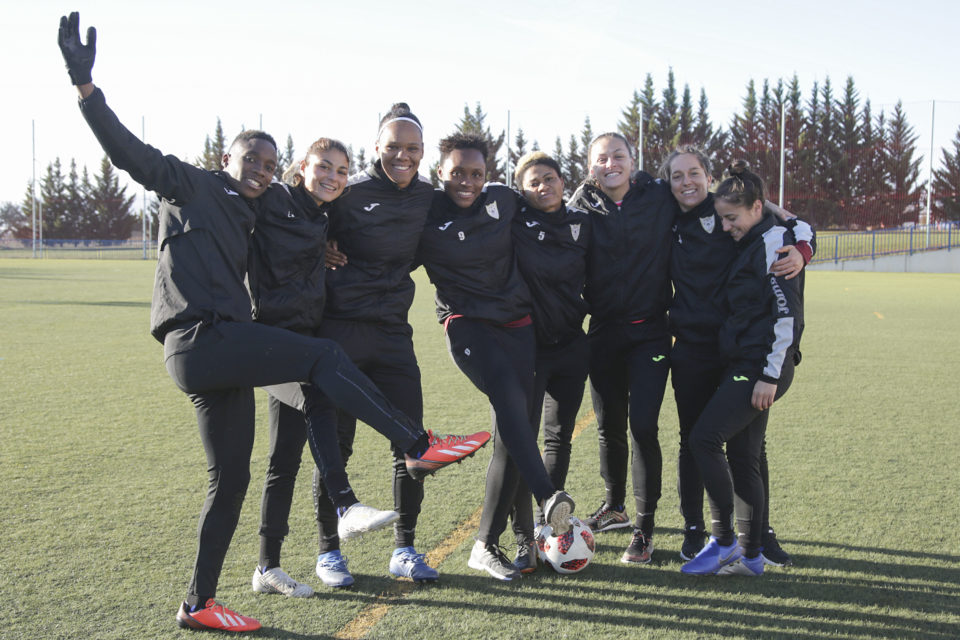 Las ocho extrajeras del EDF (Ida, Dorine, Banda, Nágela, Claire, Santana, Privett y Soruco), en un entrenamiento antes del parón de liga. / Clara Larrea