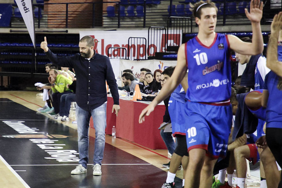 Jenaro Díaz, técnico del Bodegas Rioja Vega, en el partido que enfrentó al Clavijo con el Ávila. / Darío Uruñuela