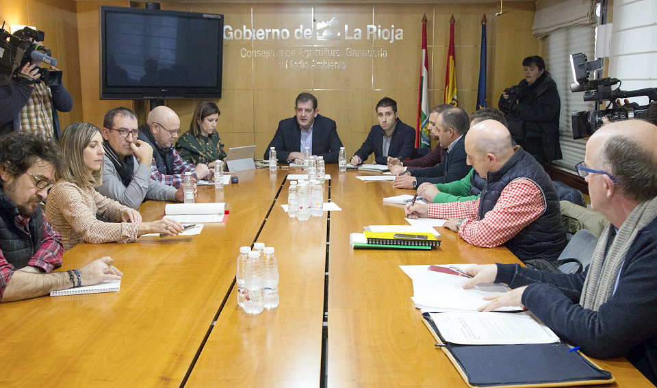 Imagen de la reunión que mantuvo ayer el consejero de Agricultura con organizaciones del sector. / Clara Larrea