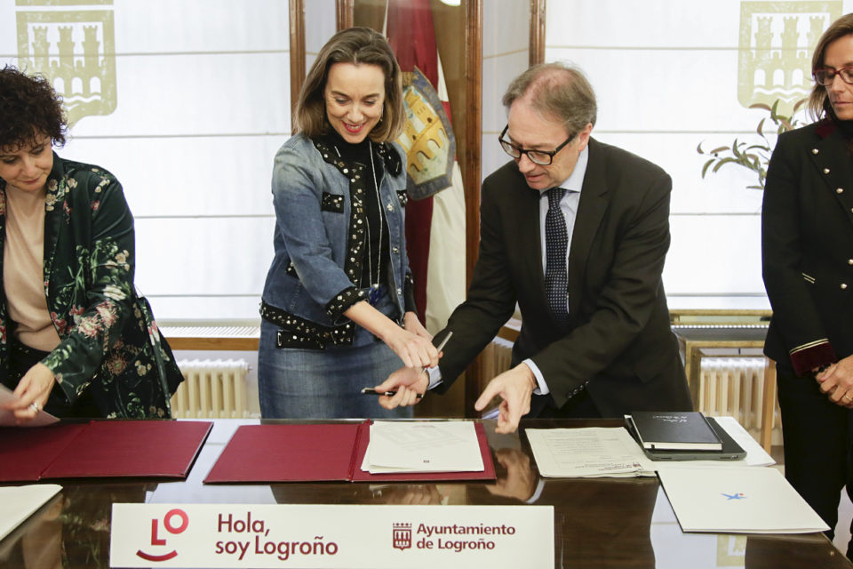 Acto de la firma del acuerdo entre el Ayuntamiento, Fundación la Caixa y Gobierno regional, ayer en el Consistorio logroñés. / Clara Larrea