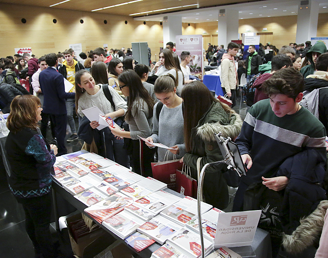 Centenares de jóvenes han pasado por la feria Unitour para informarse de la oferta académica universitaria. / Clara Larrea