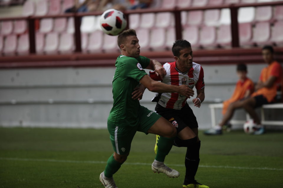 Ñoño, que en la imagen trata de irse de un jugador del Sporting B, fue el autor de la asistencia a Olaetxea. / Ingrid