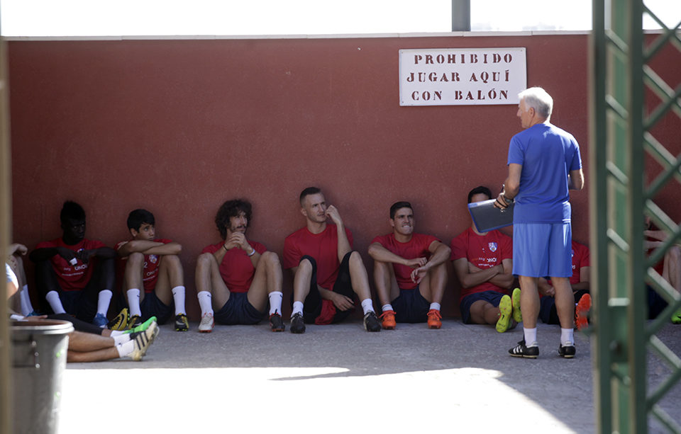 Miguel Sola conversa con los jugadores calagurritanos al inicio de la primera sesión de trabajo de la 2018-19. En la imagen, Ubis, Zabal, Barrio y Obeng, entre otros. / Ingrid