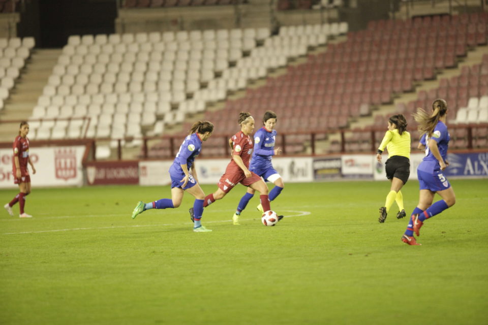 Claire Falknor dirige un ataque del EDF en el partido frente al Athletic. / Darío Uruñuela