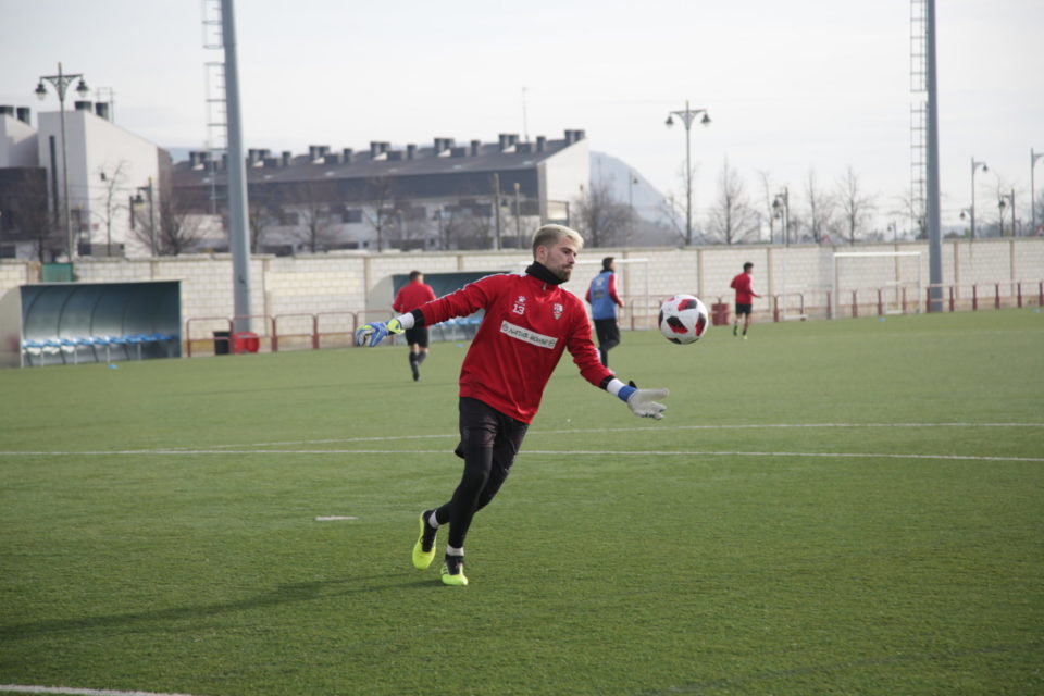 Iván Buigues sufre una gastroenteritis que le impide ejercitarse con el grupo. / Clara Larrea
