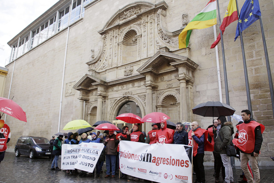 Concentración en apoyo a los funcionarios de prisiones. / Clara Larrea
