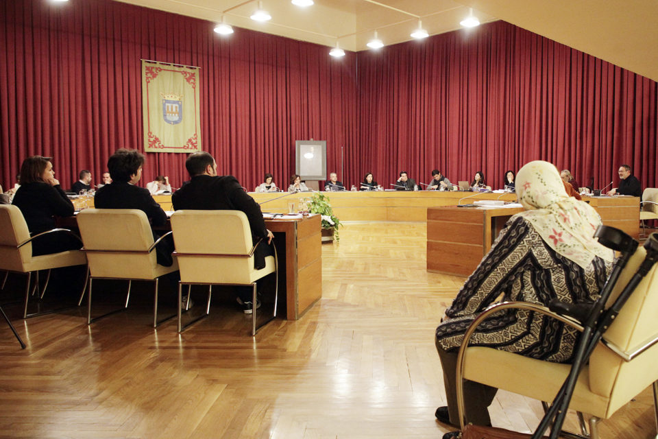 Los grupos políticos sacaron adelante una propuesta para mejorar la capacidad del cementerio musulmán en la sesión plenaria de ayer. / Darío Uruñuela