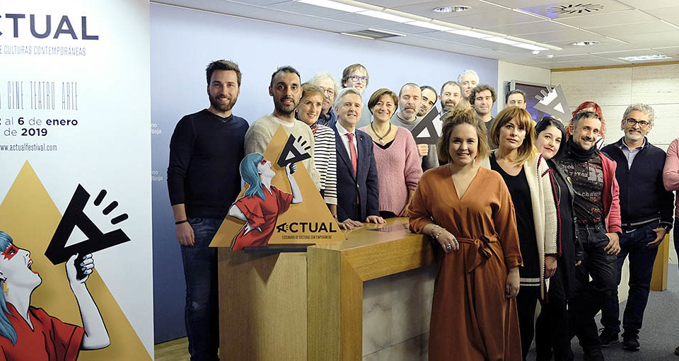 El director general y la concejala de Cultura, con representantes de la organización, en el balance del festival. / NR