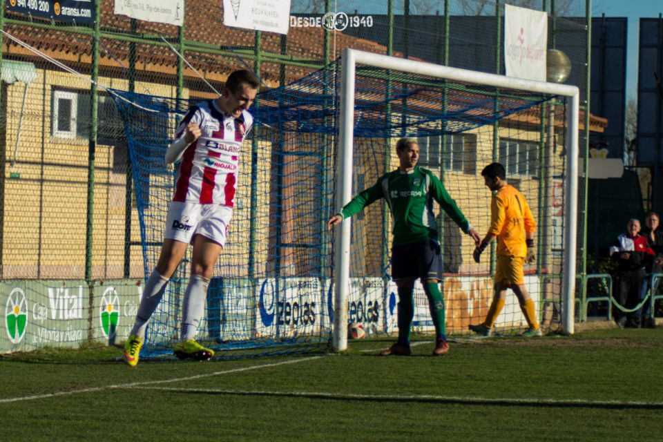 Imanol festeja uno de los dos goles anotados el pasado sábado en La Isla. Sus goles valieron los tres puntos ante el Berceo. / SDL