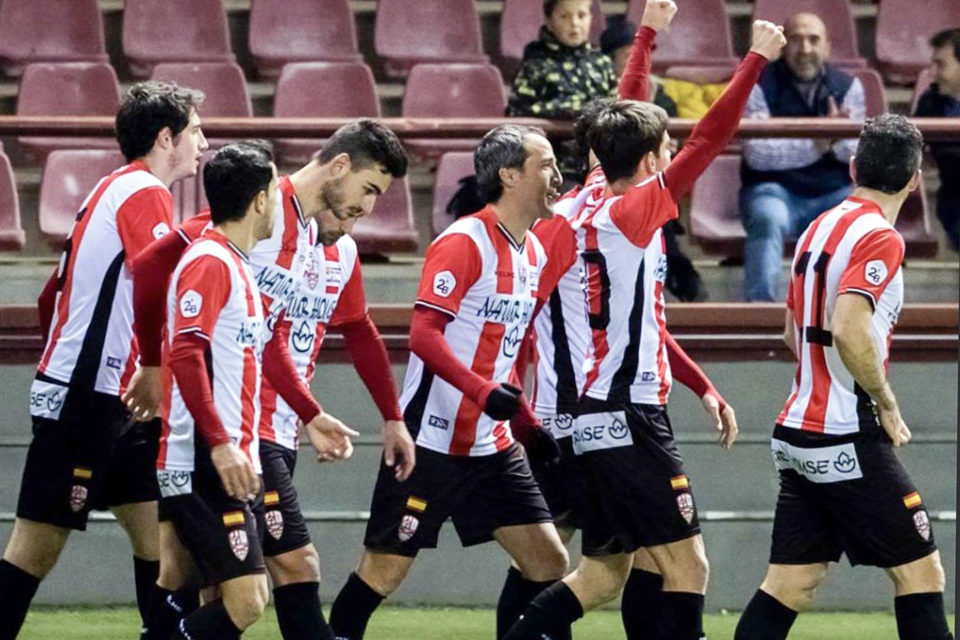 Los jugadores de la UDL festejan el gol de la victoria anotado por Víctor López, su primer tanto en liga. / Riojapress