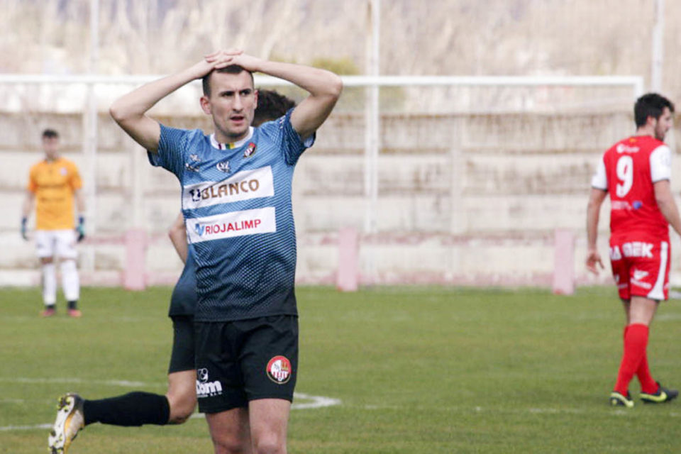 Imanol Etxeberria se lamenta durante el encuentro que enfrentó a la SDL con el Varea este domingo. / SD Logroñés