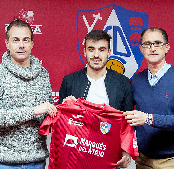 Lozano, junto al director deportivo y el presidente del Calahorra. / CDC
