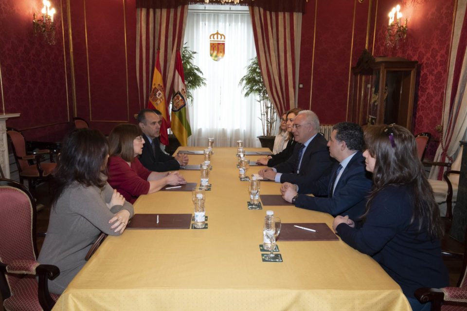 Miembros del Gobierno, en su reunión con las asociaciones de venezolanos, de los que hay en La Rioja entre 1.300 y 1.500. /NR