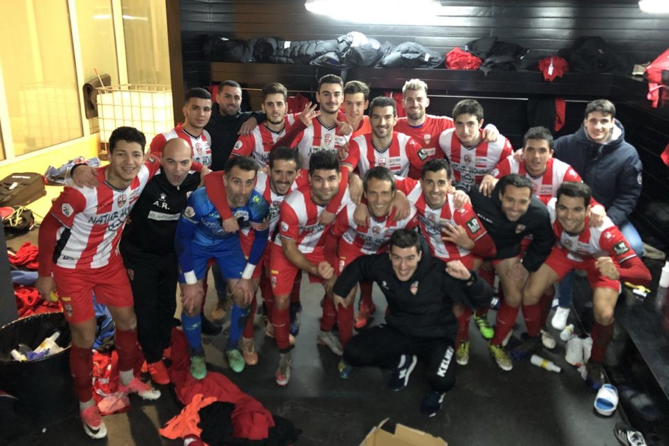 Los jugadores de la UDL festejan la victoria conseguida en Lasesarre. / UDL