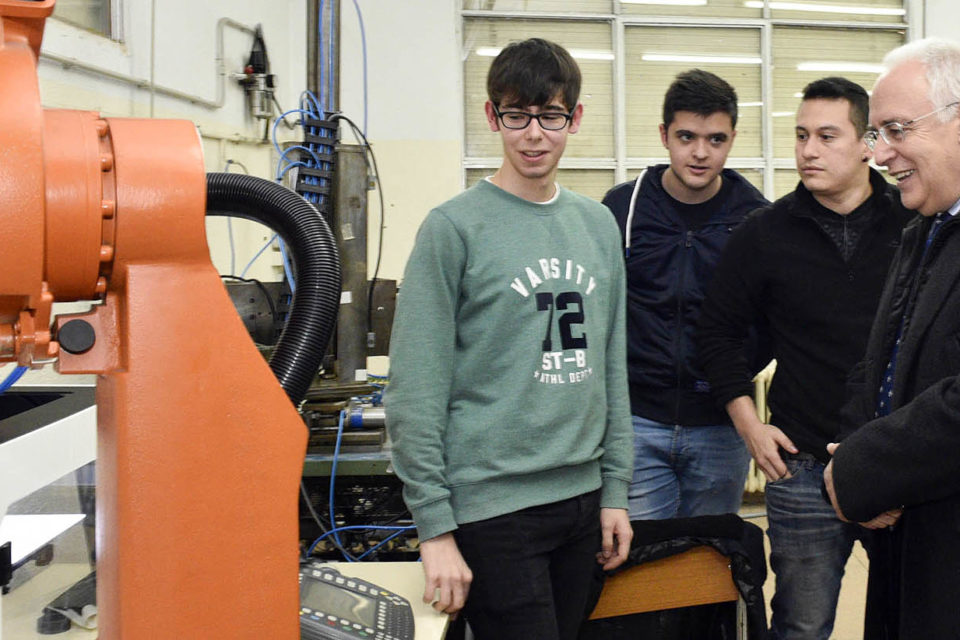 El presidente del Gobierno regional observa el funcionamiento de una máquina con un grupo de alumnos del Colegio Sagrado Corazón-Jesuitas, en su visita al centro. / NR