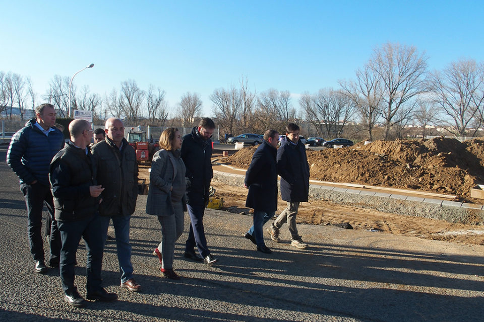 Visita a la calle Pescadores, en el polígono industrial Cantabria. / NR