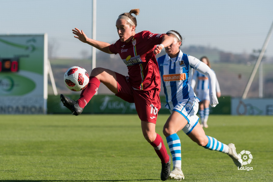 Claire Falknor controla el esférico en presencia de una jugadora txuriurdin. / laliga