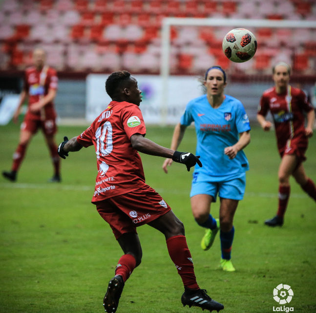 Banda intenta un control en presencia de una jugadora colchonera. / laliga.es