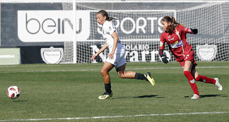 Vanesa Santana persigue a una jugadora del Valencia. / LALIGA