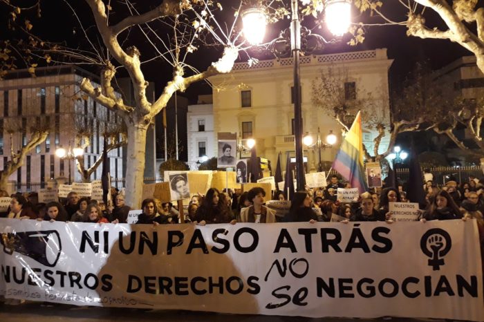 Más de medio millar de personas reclaman en Logroño que no haya un retroceso de los derechos de las mujeres