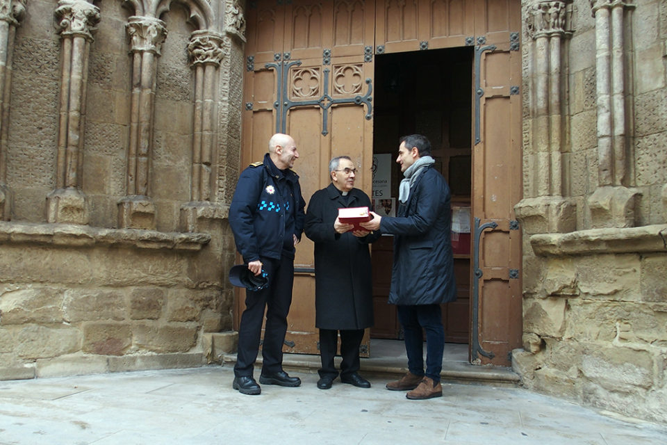 El jefe de la Policía Local y el edil de Seguridad Ciudadana entregan el misal al rector. / NR