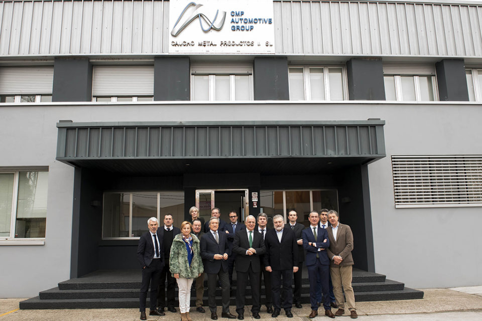 El presidente del Gobierno y la consejera de Desarrollo Económico, con el equipo directivo de la empresa. / NR