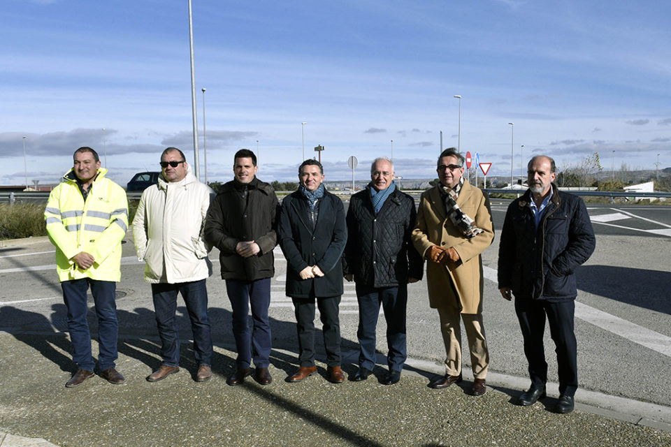 El presidente, junto al consejero de Fomento y el alcalde de Calahorra, ha visitado la carretera. / NR
