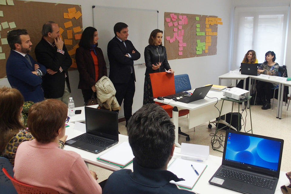 El consejero de Educación y la alcaldesa de Logroño charlan con los participantes en el proyecto. / NR