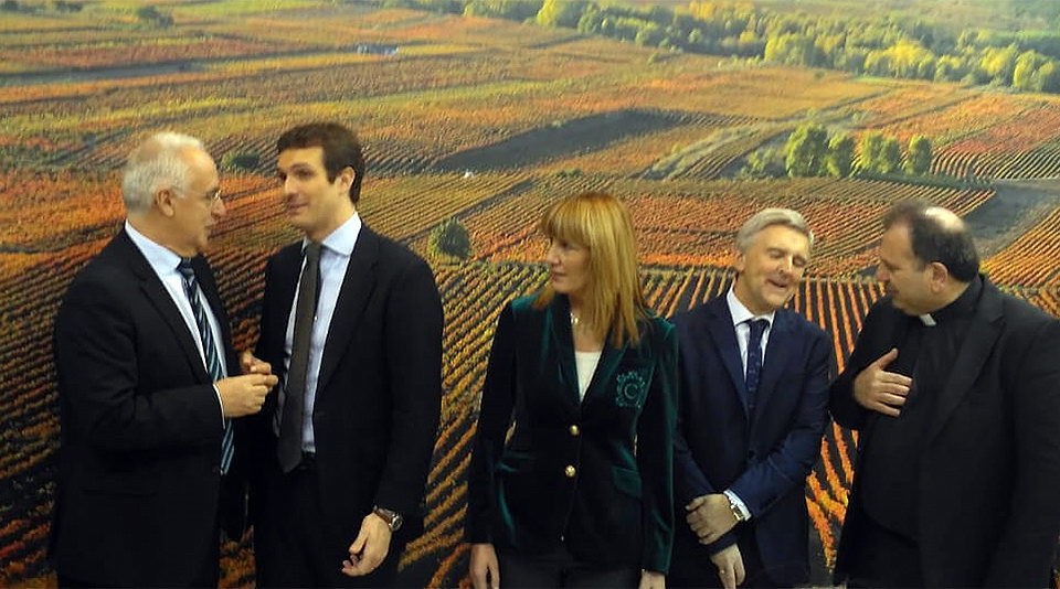 Ceniceros charla con Pablo Casado a su llegada al expositor de La Rioja en Fitur. / NR