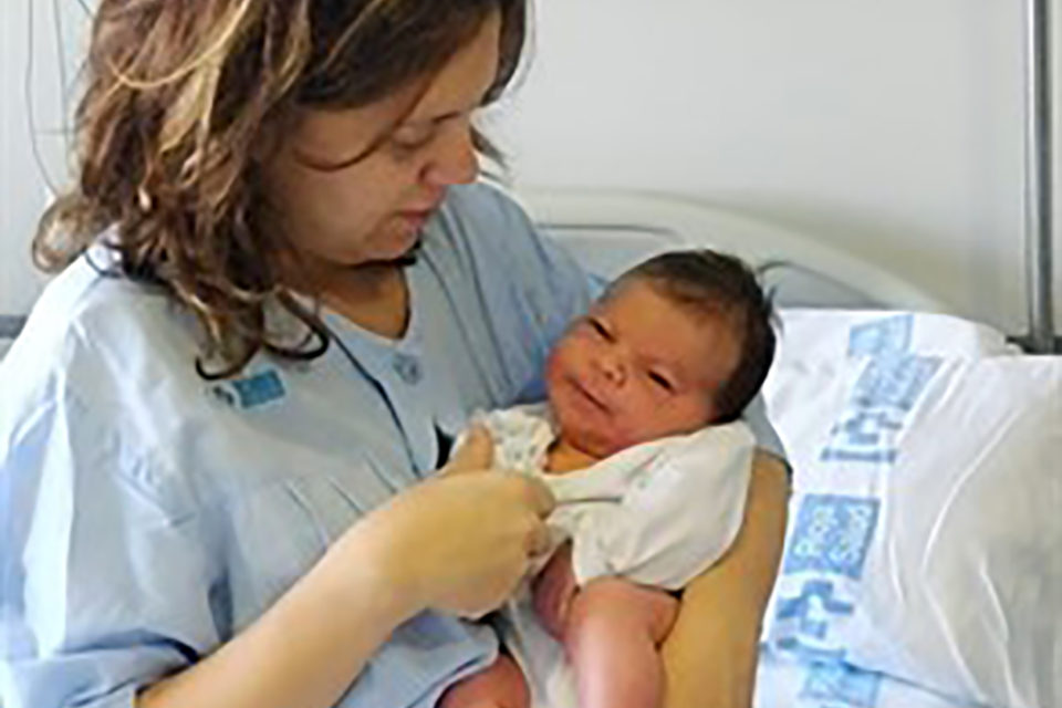 Samuel, con su madre en la habitación del Hospital San Pedro. / Europa Press