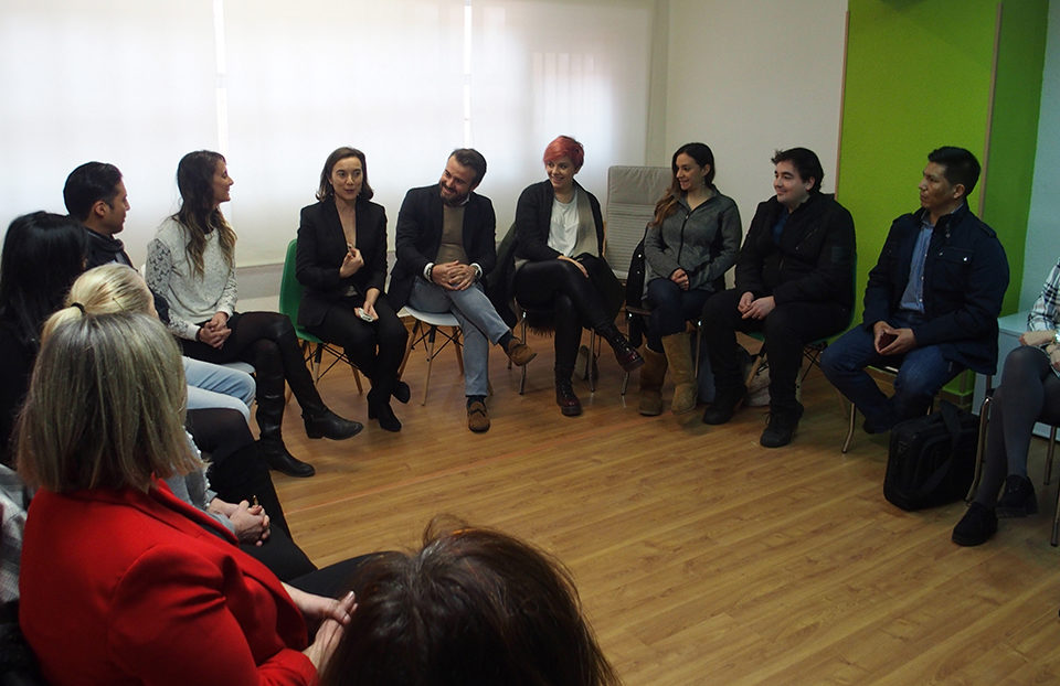 La alcaldesa charla con un grupo de emprendedores que han recibido ayuda municipal para poner en marcha sus negocios. / NR