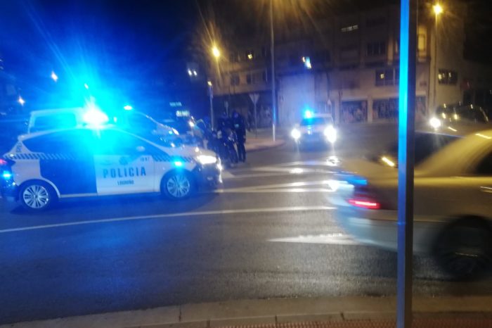 Herida una motociclista al chocar con un coche en la rotonda de Lobete y Eliseo Pinedo