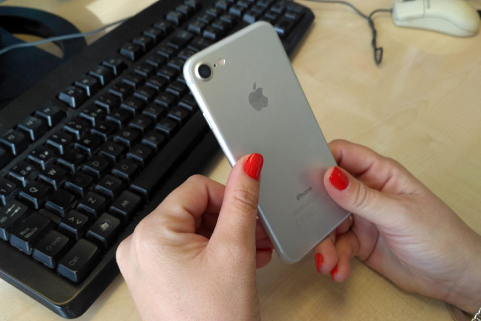 El acusado ofertó a través de una web de anuncios un móvil de alta gama. / NR