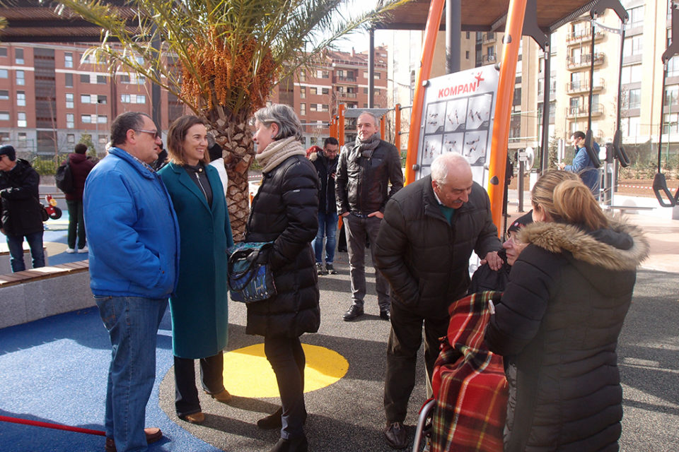 La alcaldesa charla con los vecinos durante la visita que ha realizado a la Plaza México. / NR