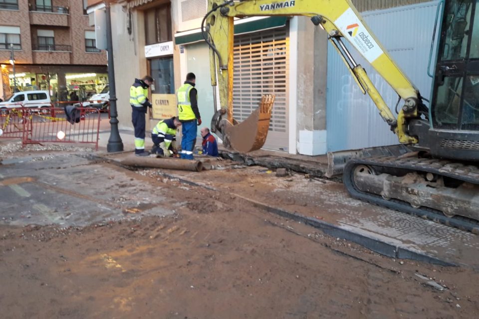 Varios operarios trabajan tras el reventón de la tubería en Ramírez de Velasco el pasado 11 de enero / NR