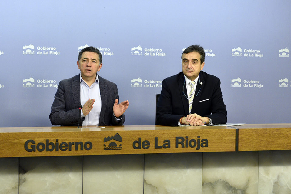 El consejero Carlos Cuevas (izquierda) y el director general de Urbanismo y Vivienda, Carlos Alonso. / NR