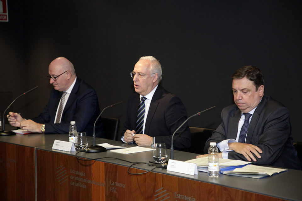 De izquierda a derecha, el comisario Phil Hogan, el presidente del Gobierno riojano y el ministro de Agricultura. / Clara Larrea
