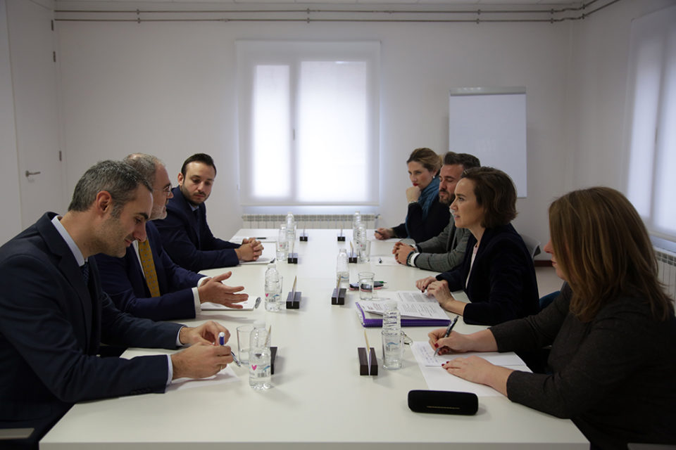 Gamarra preside el encuentro que ha mantenido con representantes de Invest in Cities, Lemonkey y la Universidad Francisco de Vitoria. / Clara Larrea