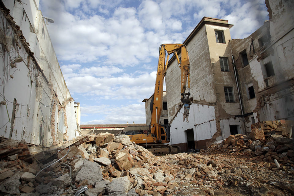 Imagen de archivo de los trabajos de demolición del antiguo cuartel que será el nuevo centro de salud. / Clara Larrea