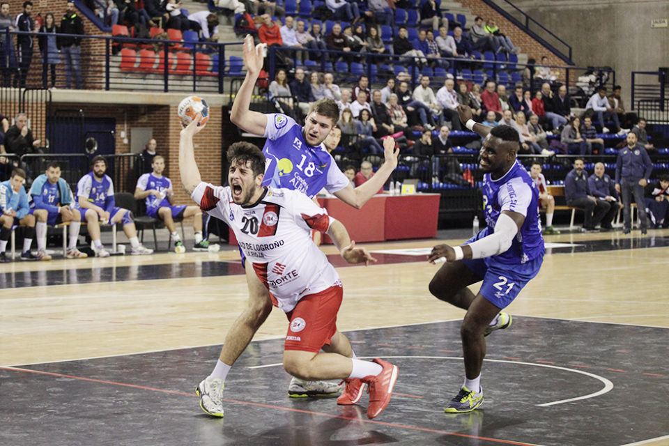 El Balonmano Logroño tuvo que pelear para superar al Teucro en casa. / Darío Uruñuela
