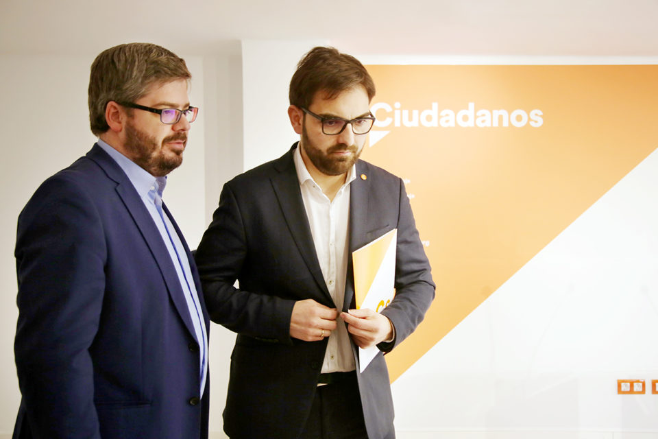 Ubis abandona la sala de prensa en la que ha comparecido acompañado por Fran Hervías. / Clara Larrea