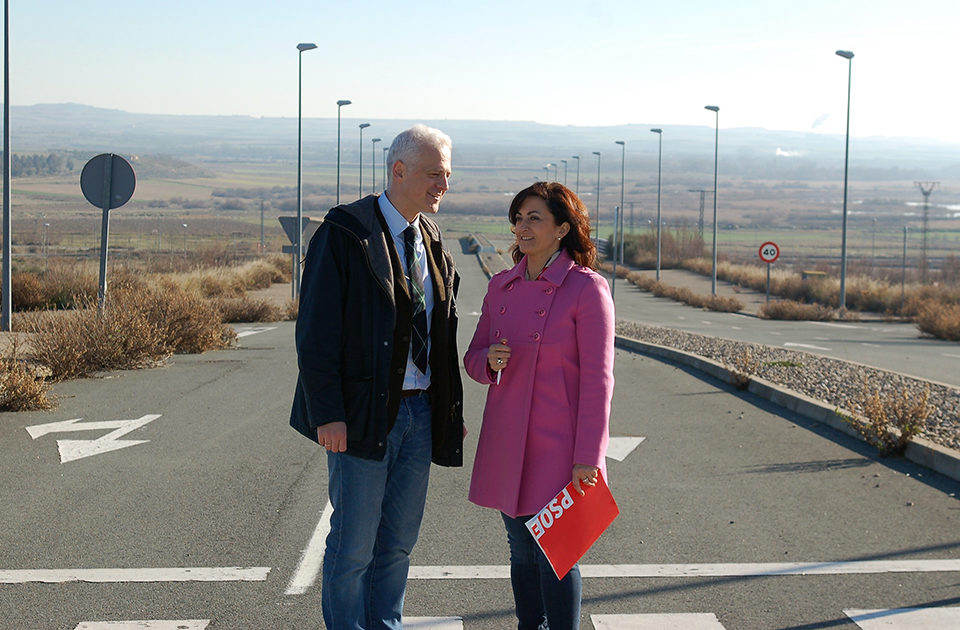 Pablo Hermoso de Mendoza y Concha Andreu, en el polígono industrial de Las Cañas de Logroño. / PSOE
