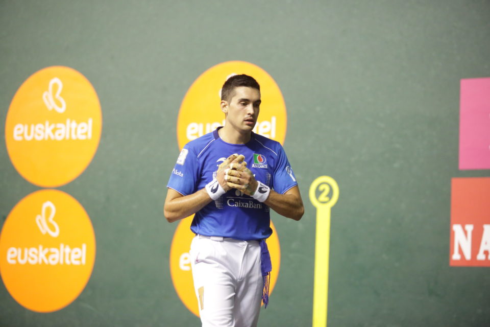 Víctor jugará el sábado 9 de marzo las semifinales del Parejas con Albisu como compañero y ante Elezkano-Rezusta. / Clara Larrea