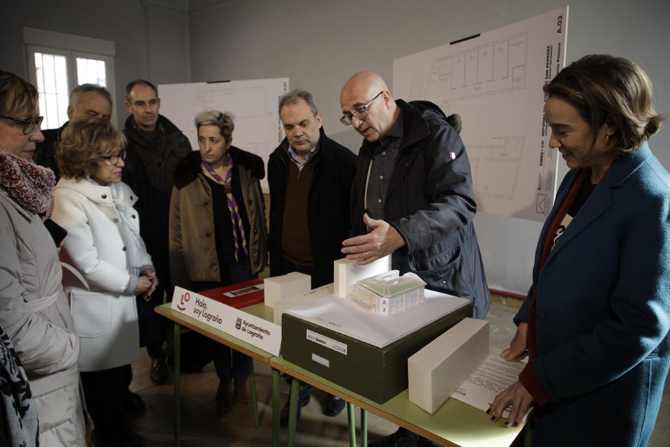 El arquitecto municipal, junto a la alcaldesa, muestra la maqueta del anteproyecto durante la presentación del anteproyecto. / Clara Larrea