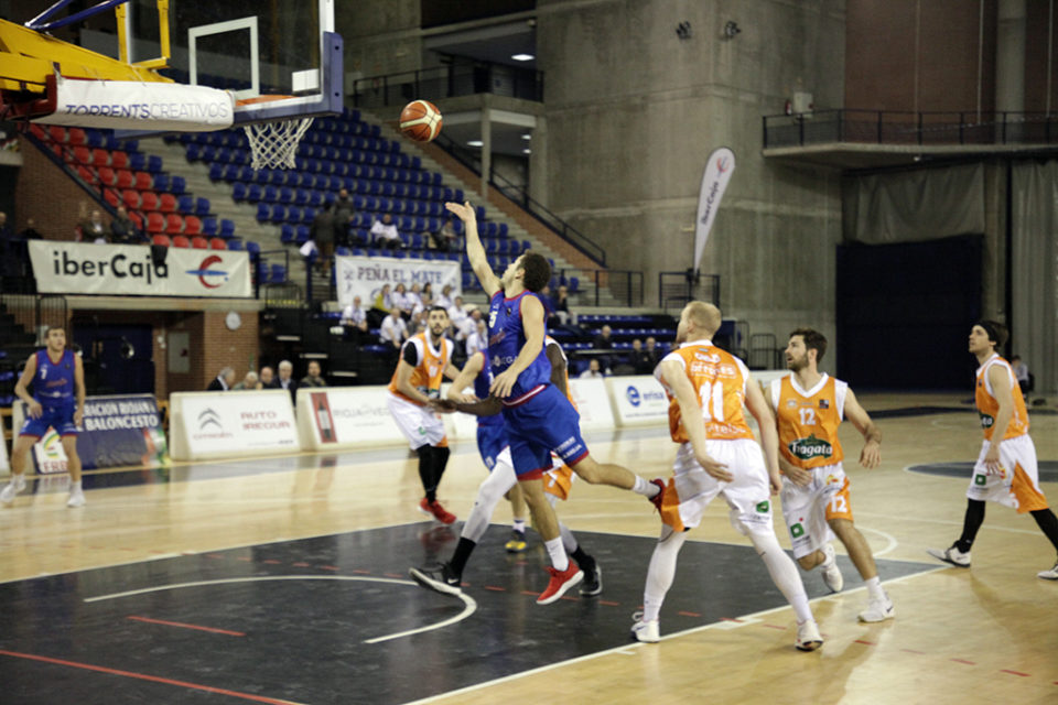 El Rioja Vega inició anoche ante el Morón la segunda fase de la temporada, la lucha por la permanencia. / Darío Uruñuela
