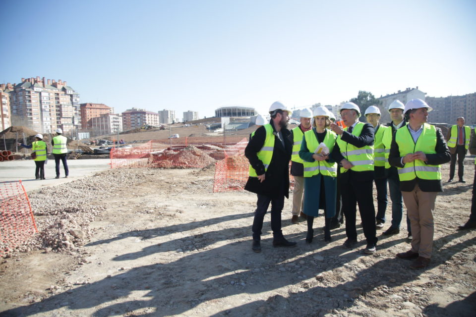 Obras del soteramiento; al fondo, la nueva estación de autobuses./ Clara Larrea
